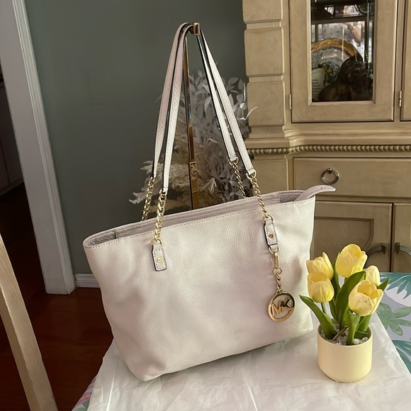 Michael Kors  Cream Shoulder  Leather Chain Bag. - Picture 1 of 13